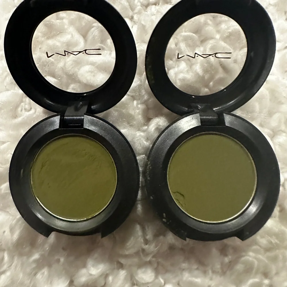 MAC Eyeshadow Pair “Mo Money-Mo Problems” - Picture 2 of 9